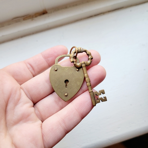 Vintage Bronze Skeleton Key Lock Padlock Pendant - Picture 3 of 5